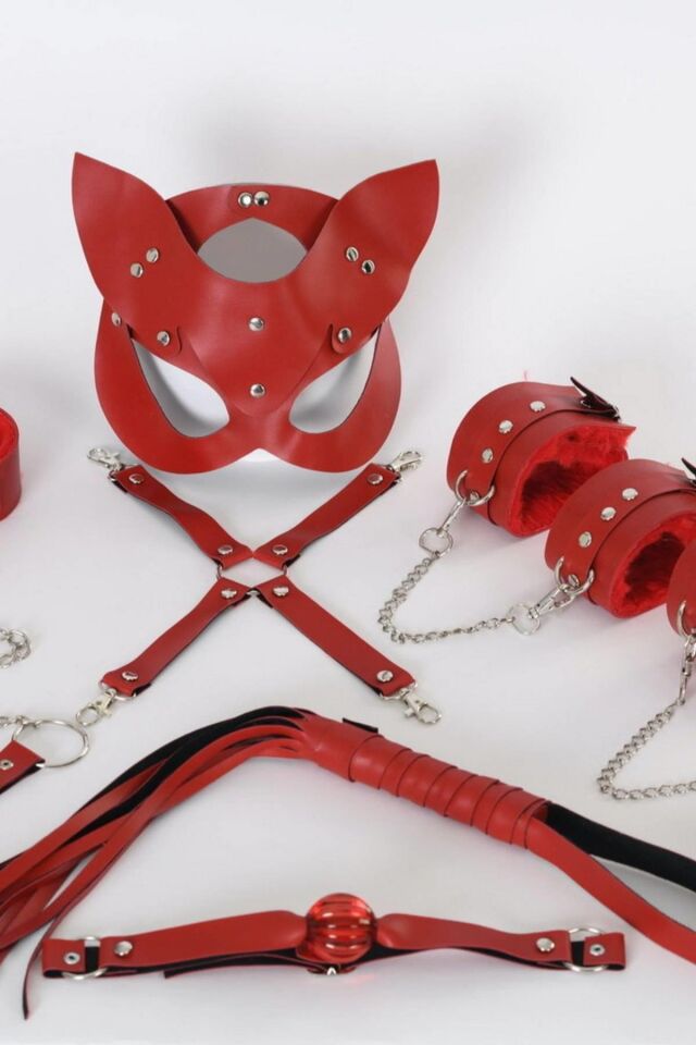 Aria's Closet Kırmızı İçi Tüylü Maske,Kol,Bacak,Ağız Topu,Kırbaç,Tasma Harness Set
