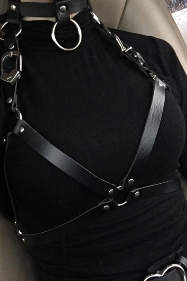 Aria's Closet Kıyafet Üstüne Deri Aksesuar
